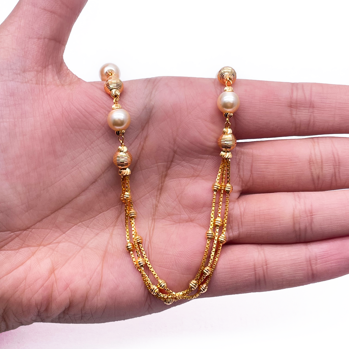 Halsketten- und Ohrring-Set aus 22 Karat Gelbgold mit Perlen und Diamantschliff-Kugeln in Lagenoptik