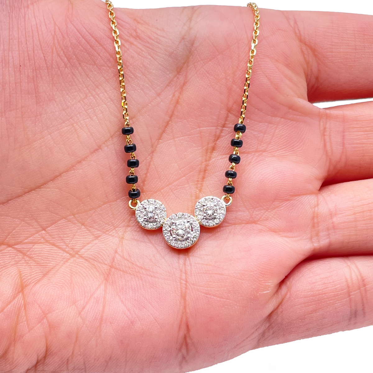 18 kt geelgouden natuurlijke diamant 0,62 ct drievoudige halo hanger mangalsutra ketting gehaltekenmerk