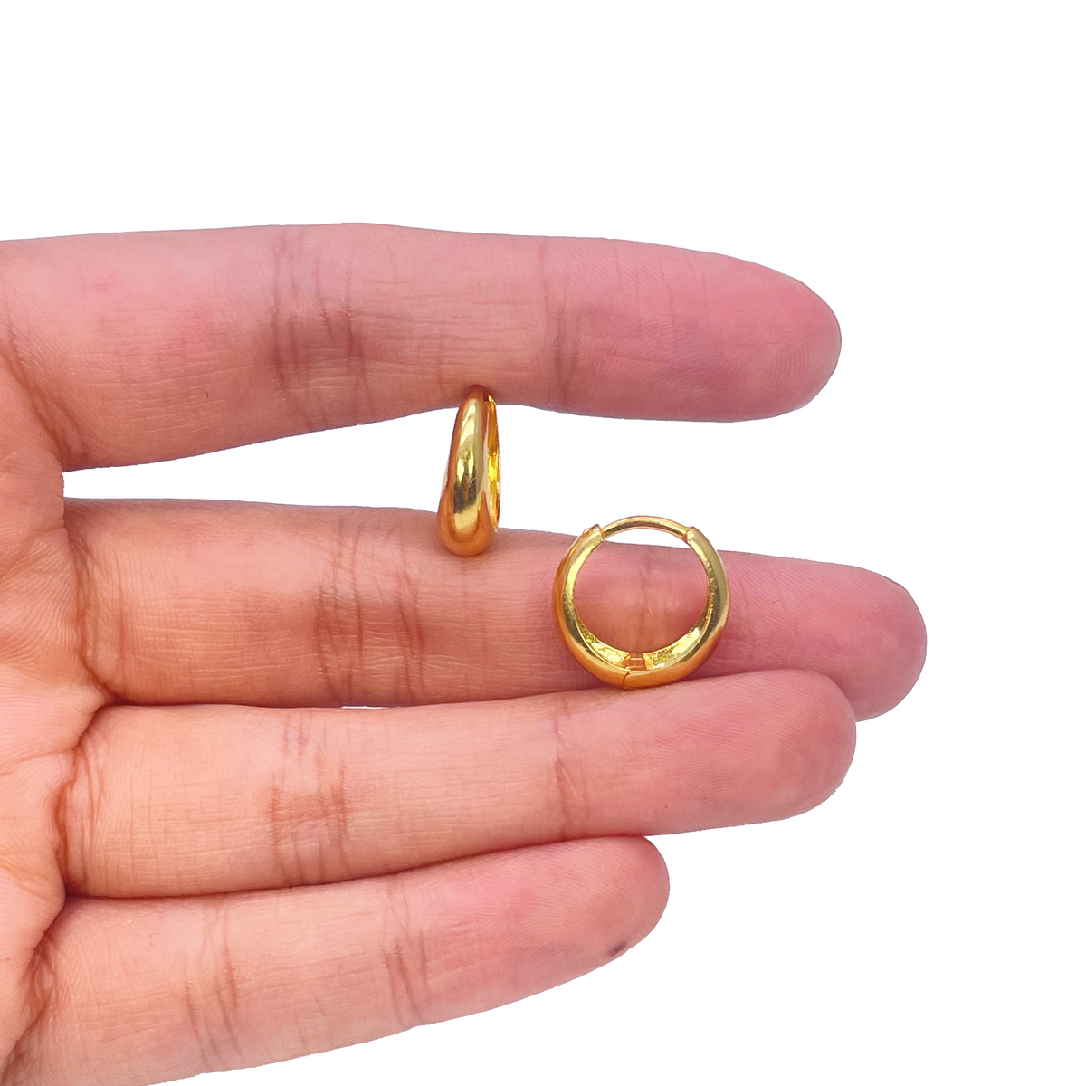 18 kt guldbelagt par af højpolerede kuppelformede hoop huggie øreringe 10,8 mm diameter