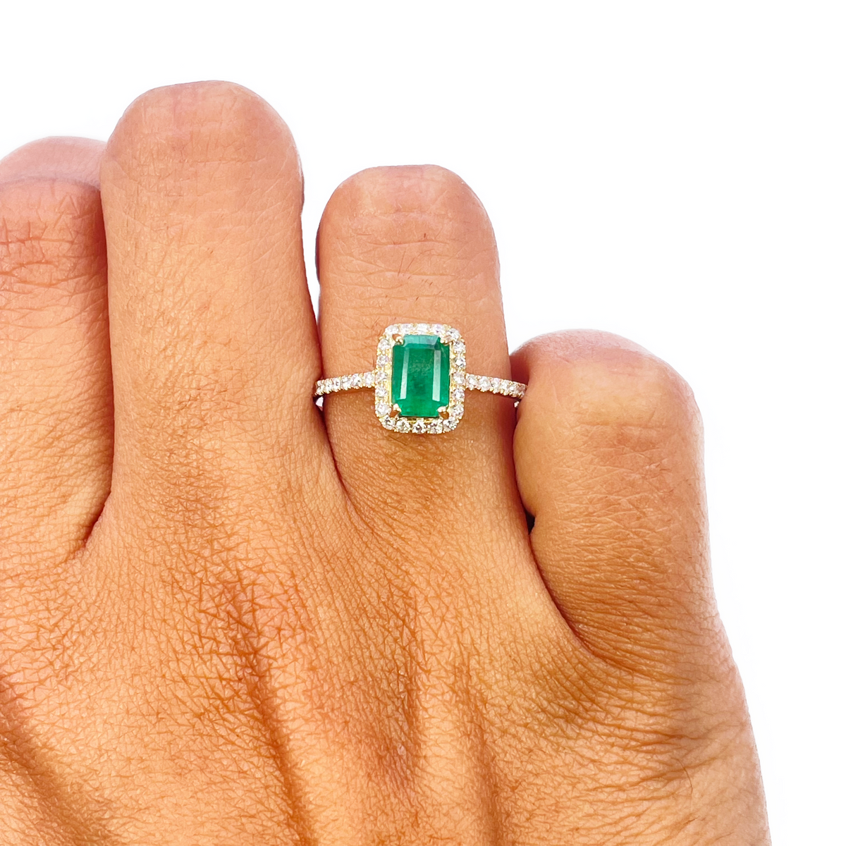14-karaats geelgouden ring met 4-klauwzetting, natuurlijke smaragd en ronde diamant, 1,22 ct