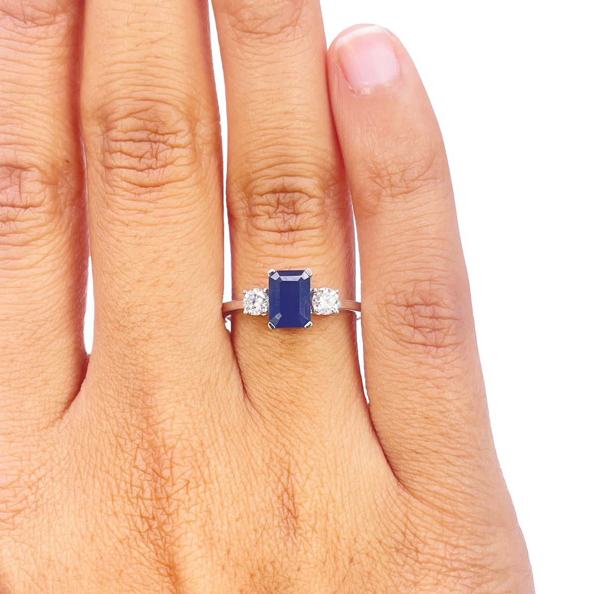18-karaats gouden ring met saffier en diamant, natuurlijke ronde en smaragd slijpvorm, drie stenen 1,47ct