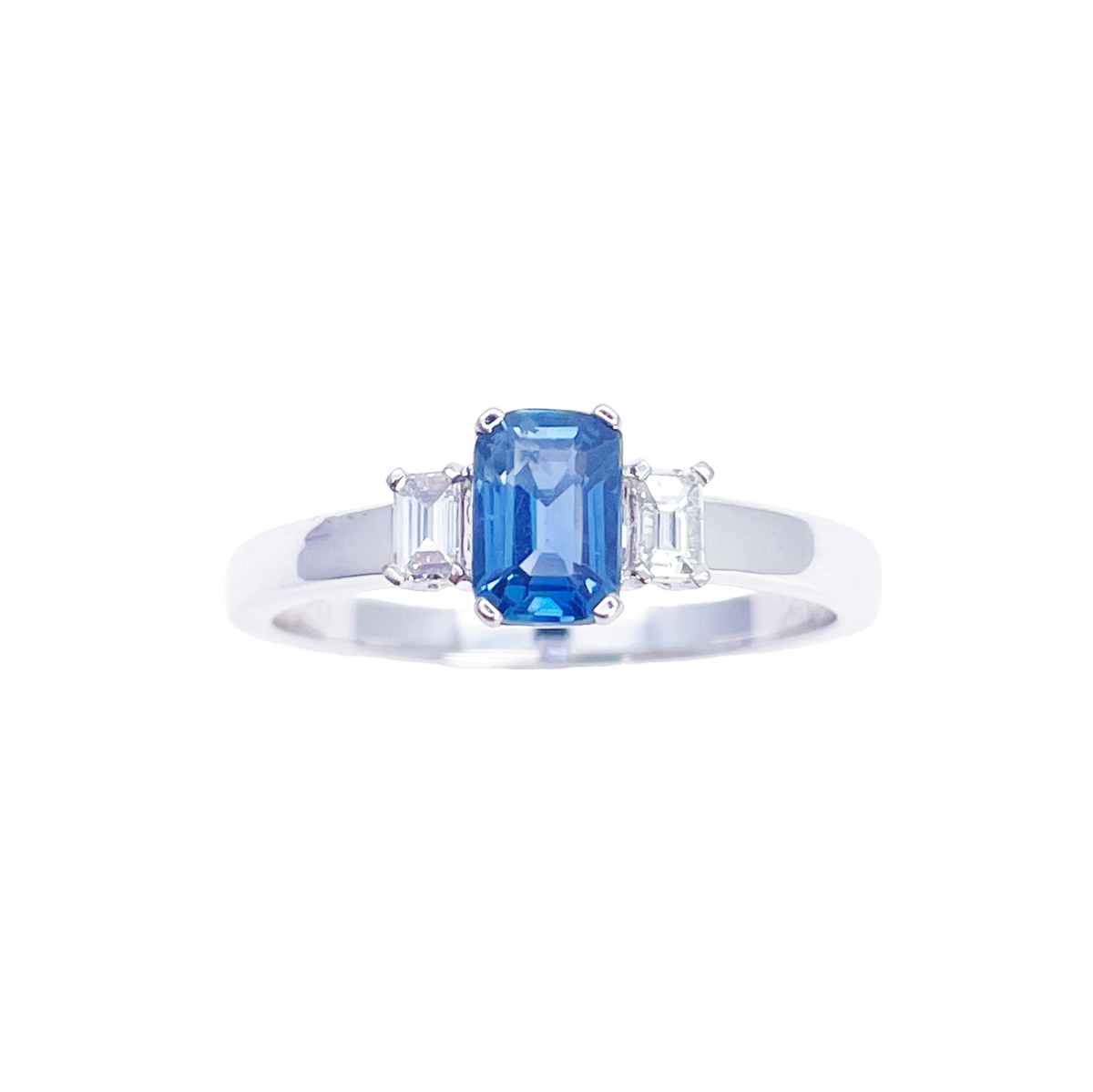 Bague en or 18 carats saphir et diamants taille baguette et émeraude 0,86 carat