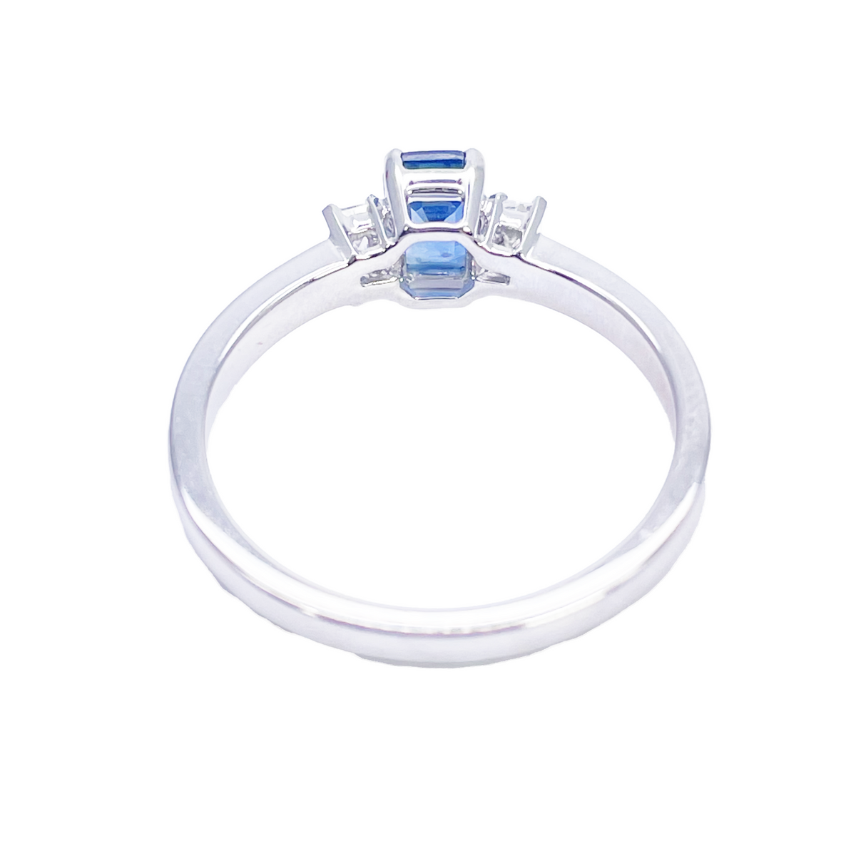 Bague en or 18 carats saphir et diamants taille baguette et émeraude 0,86 carat