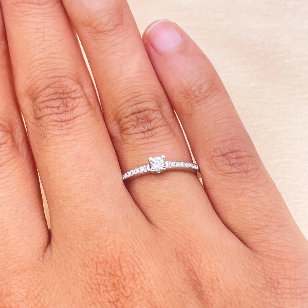 18ct White Gold Natural Diamond Solitaire Ring Pav Shoulders 0.15ct