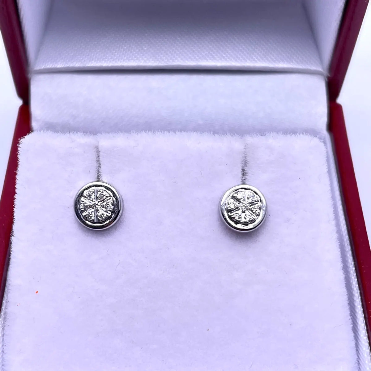 18ct White Gold Diamond Illusion set Cluster Round Stud Earrings 0.06ct 