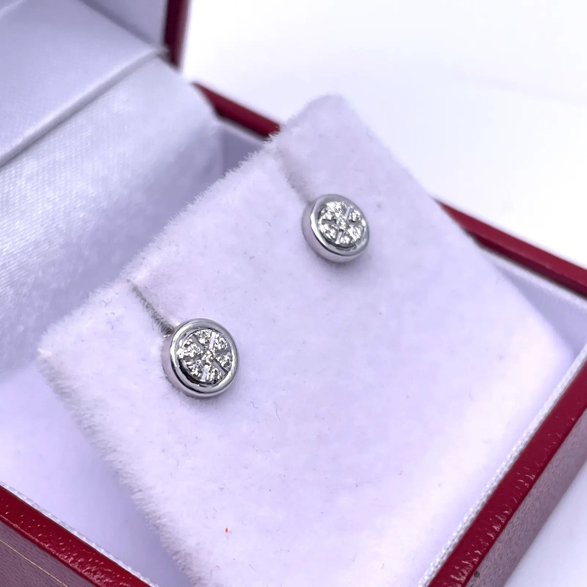 18ct White Gold Diamond Illusion set Cluster Round Stud Earrings 0.06ct 