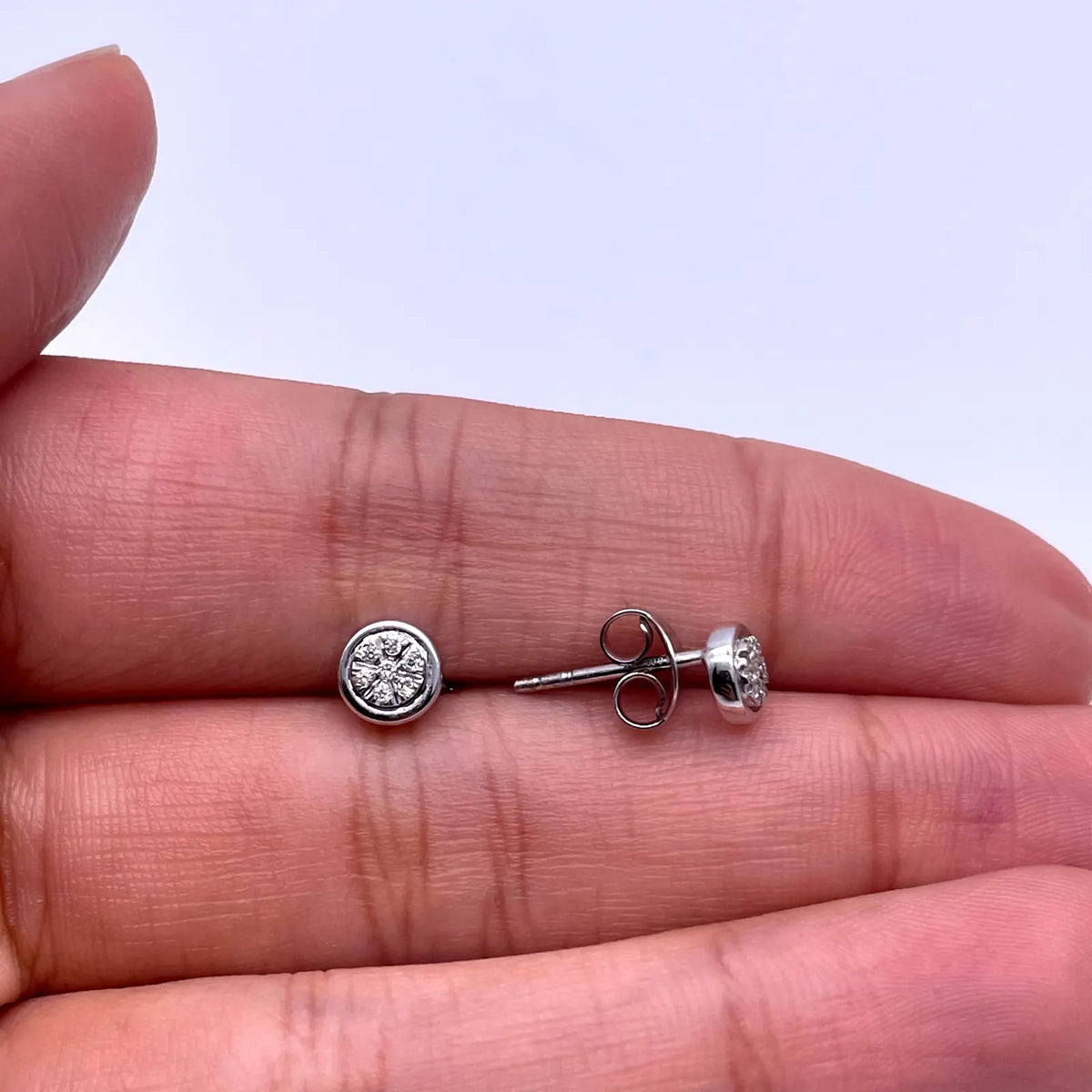 18ct White Gold Diamond Illusion set Cluster Round Stud Earrings 0.06ct 