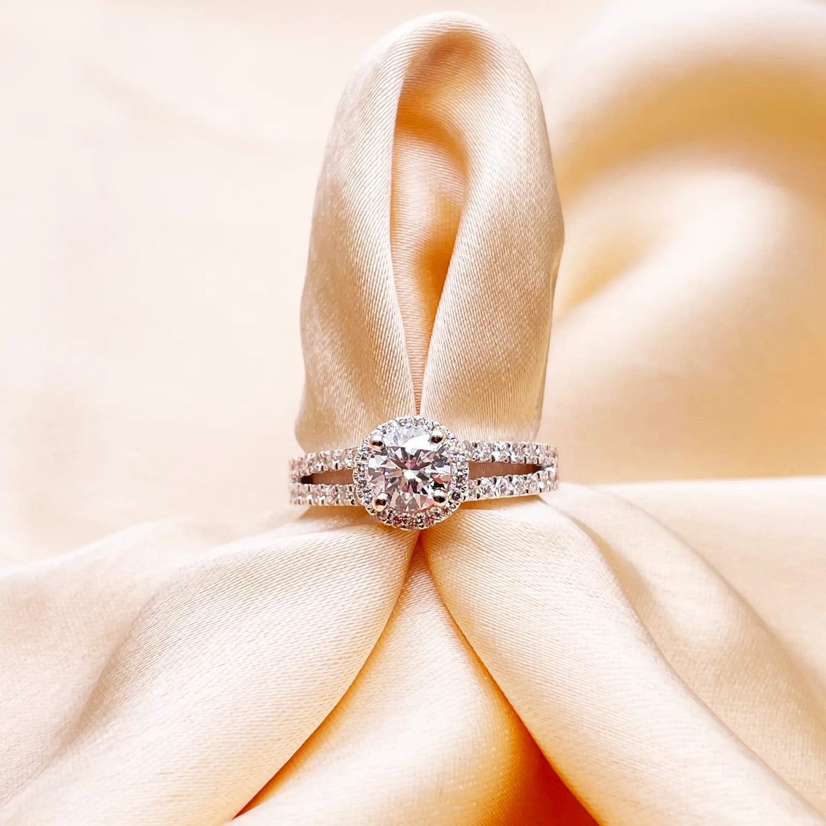 18ct White Gold Natural Round Diamond Halo Split Band Engagement Ring 1ct GIA  Diamond Ring