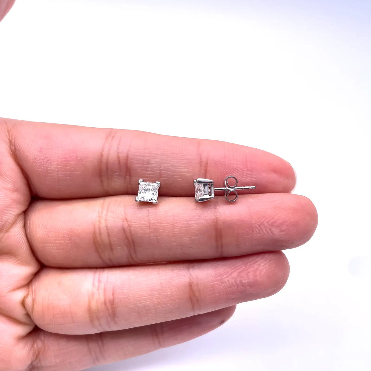 18ct White Gold Princess Cut Diamond 4-Claw Solitaire Studs 1.00ct GIA Certified 