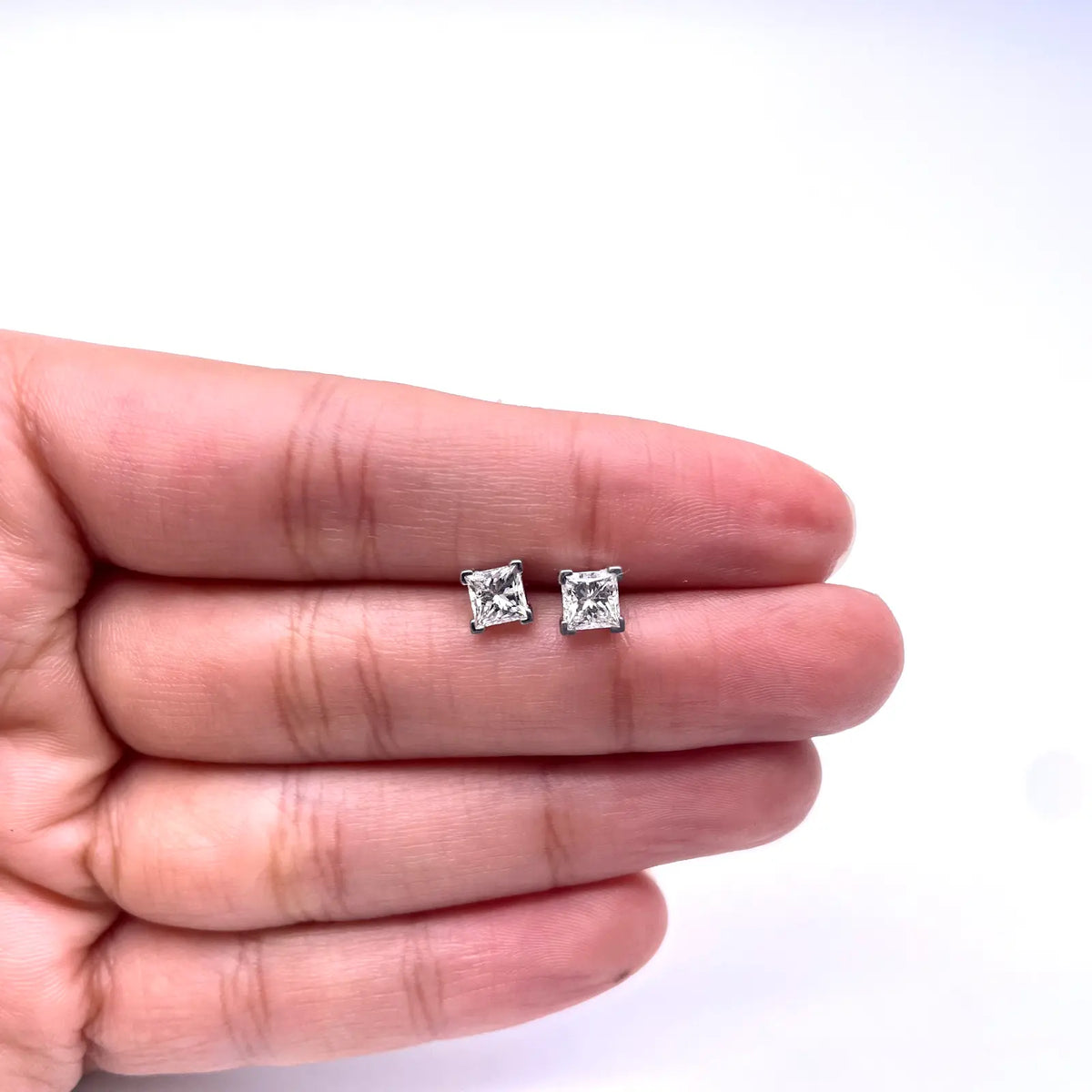 18ct White Gold Princess Cut Diamond 4-Claw Solitaire Studs 1.00ct GIA Certified 