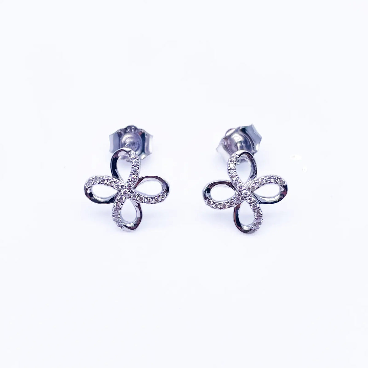 18ct White Gold Swirl Infinity Diamond Earrings & Matching Pendant 0.17ct 
