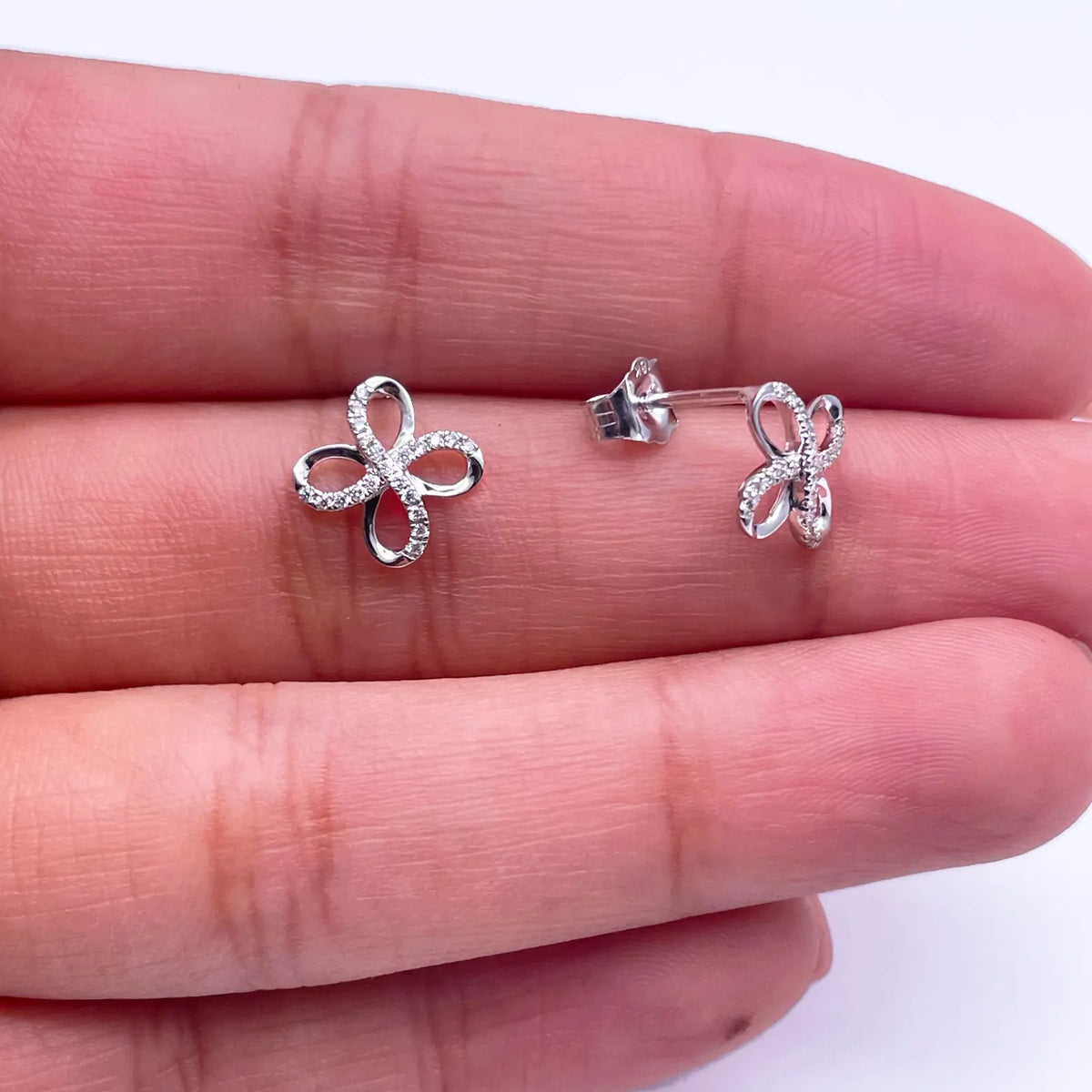 18ct White Gold Swirl Infinity Diamond Earrings & Matching Pendant 0.17ct 