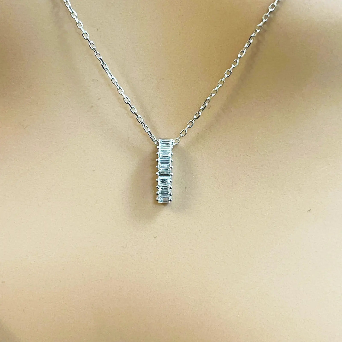 18ct White Gold & Natural Baguette Diamonds Rectangular Pendant Necklace 0.15ct 