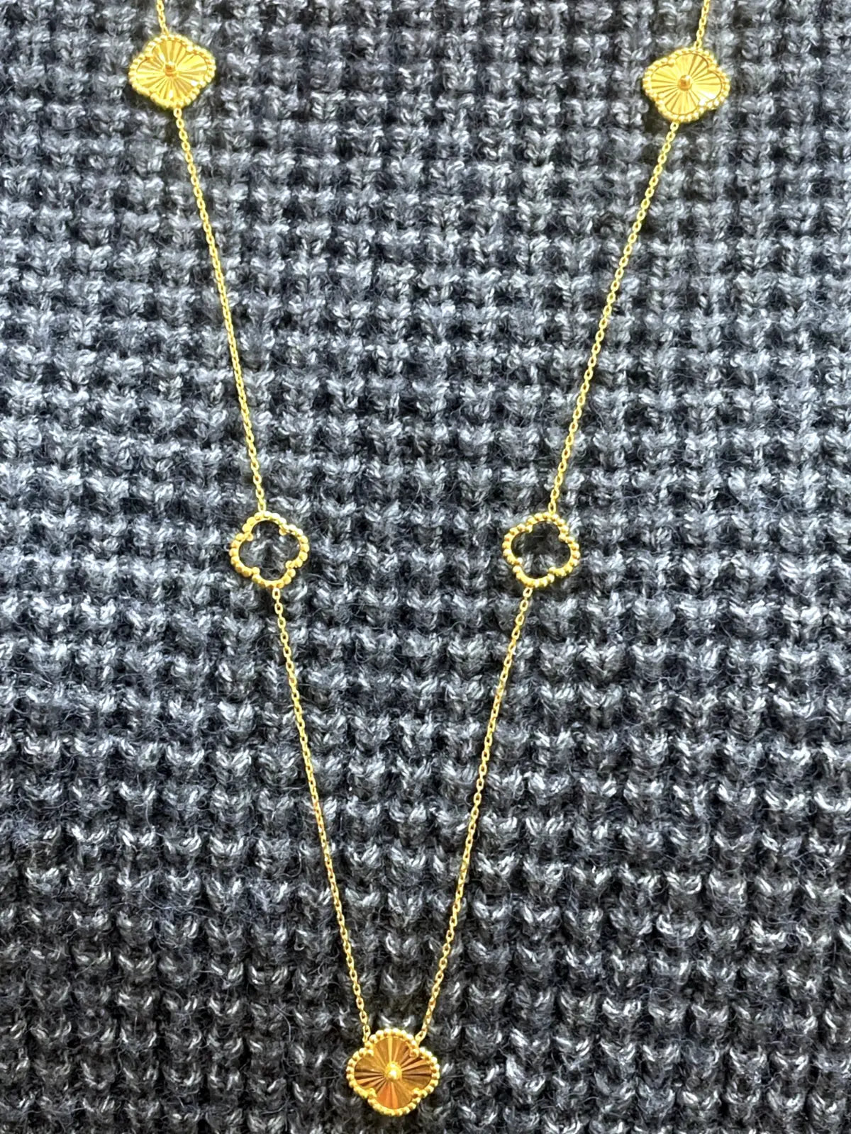 22ct Yellow Gold Clover Pendant Necklace Chain  28 Inches 